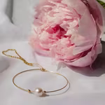В калейдоскопе украшений от Ralph Lauren и Bernhard H. Mayer® (в комплекте Selena Pearl Set серии Pearl Icons Collection) внимание привлекают серьги до середины шеи или до плеч.