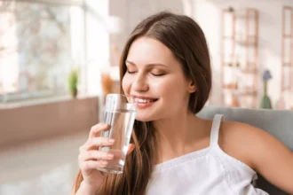 Интересная статистика: в виде жидкости мы употребляем около 48% воды, 40% поступает в составе пищи, а оставшиеся 12% получаются в результате процессов метаболизма.