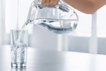 Щелочная вода на красной ковровой дорожке