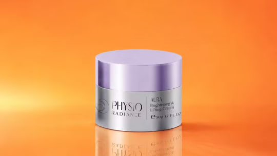 лифтинг-крем Aura Physio Radiance на оранжевом фоне 